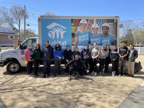 Estudiantes preparándose para tomar parte en la construcción de Hábitat del año pasado en Sayville. (Diane Longo) 